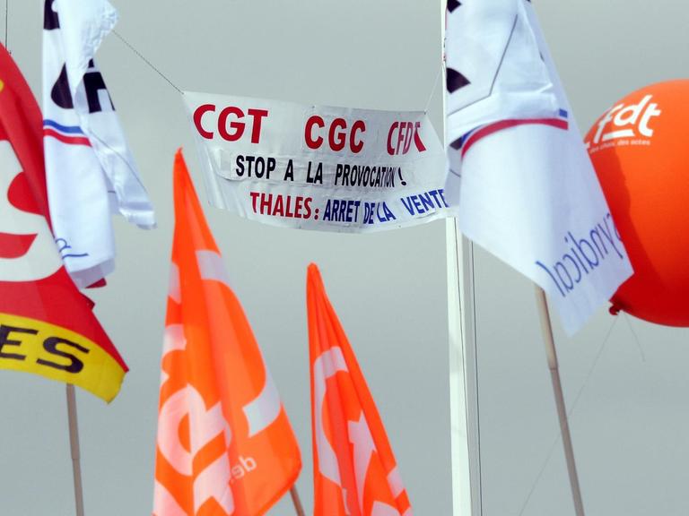 Flaggen mit Loggos der französischen Gewerkschaften CGT, CGC und CFDT.