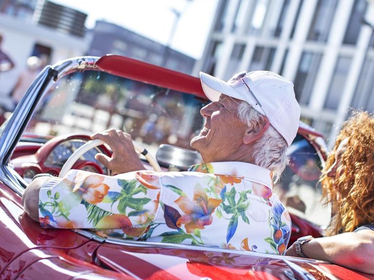 Rentner mit junger Frau in Oldtimer am Rheinauhafen