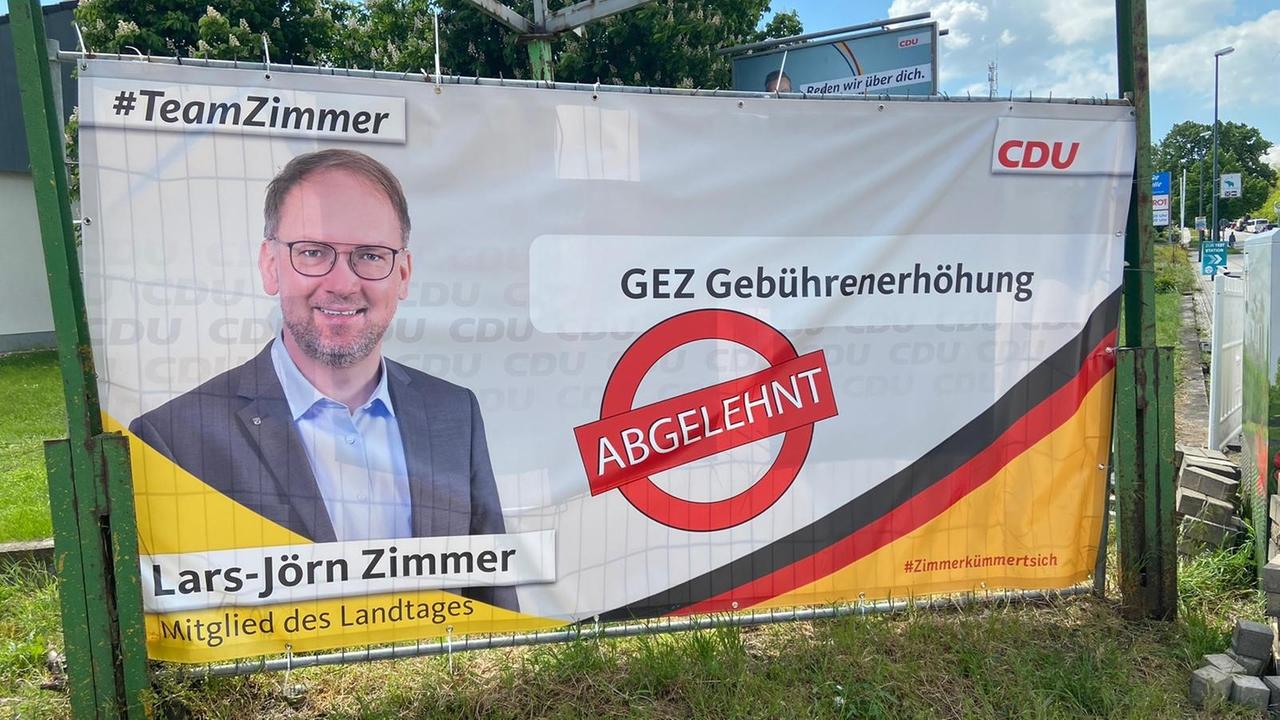 Wahlplakat des CDU-Direktkandidaten Lars-Jörn Zimmer, auf dem steht: "GEZ Gebührenerhöhung - abgelehnt"