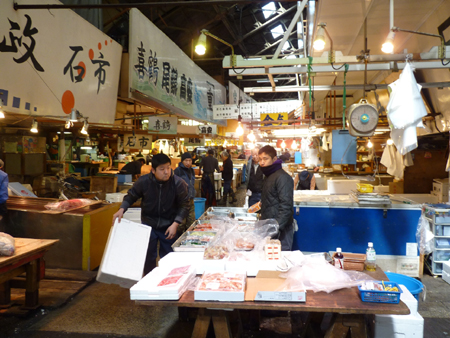 Der Tsukiji, der größte Fischmarkt der Welt