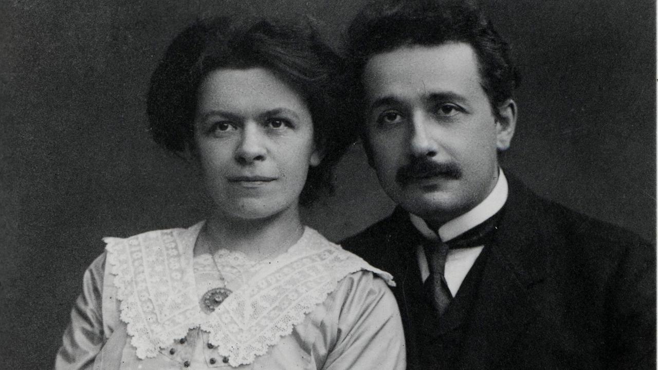 Albert und Mileva Maric-Einstein posieren im Jahr 1912 für ein gemeinsames Porträt.