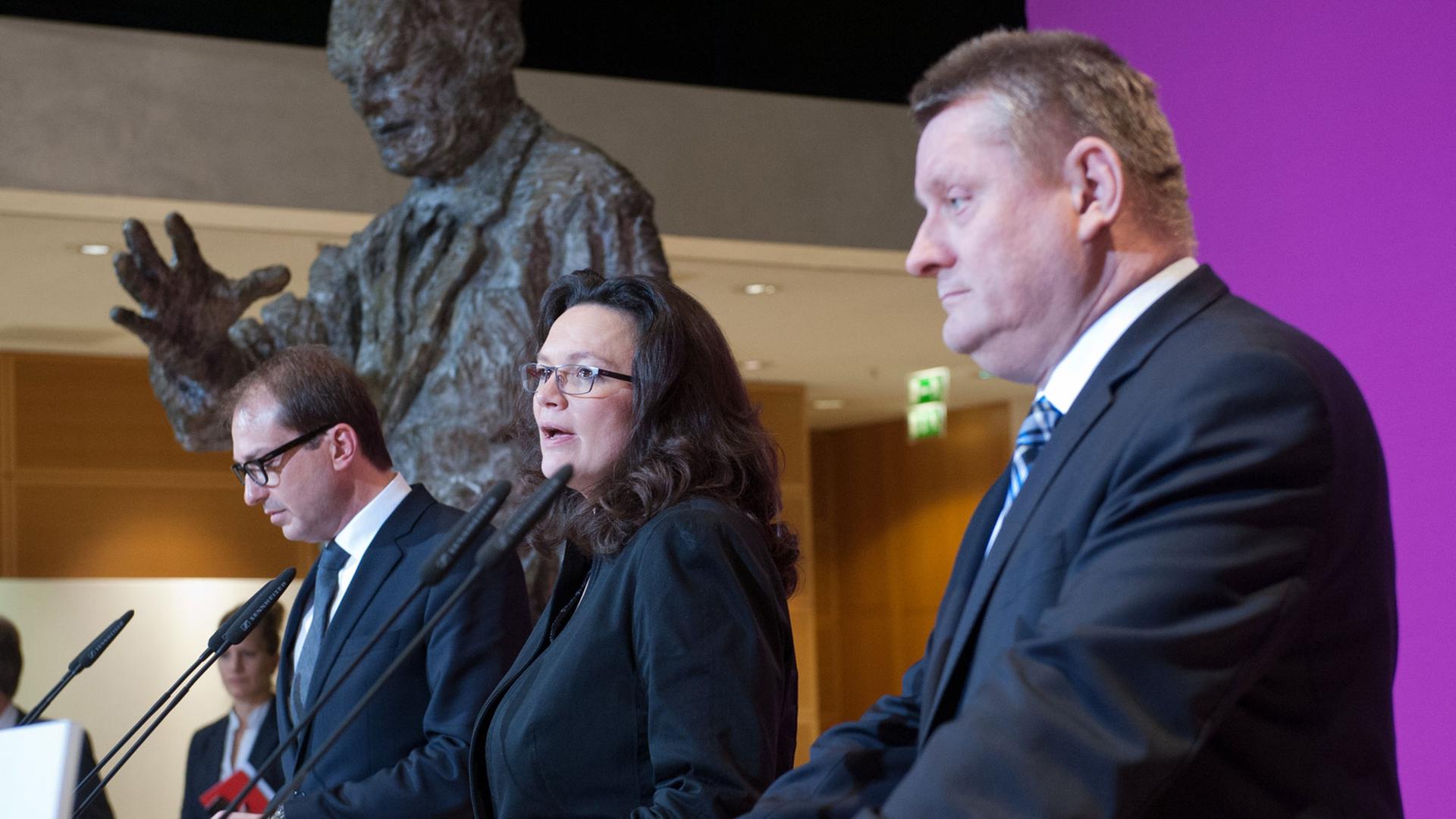 Das Bild zeigt von links nach rechts CSU-Generalsekretär Dobrindt, SPD-Generalsekretärin Nahles und CDU-Generalsekretär Gröhe in der SPD-Parteizentrale.