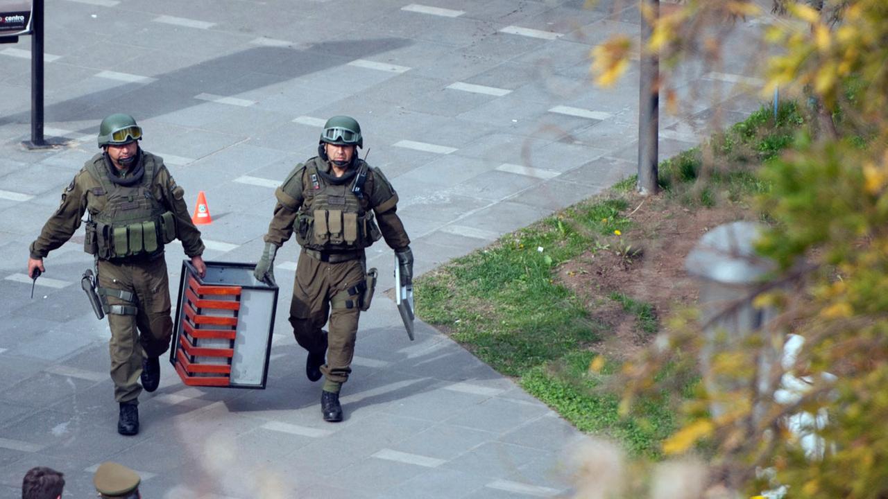 Polizisten untersuchen am 8. September 2014 den Ort einer Bombenexplosion in Santiago de Chile.