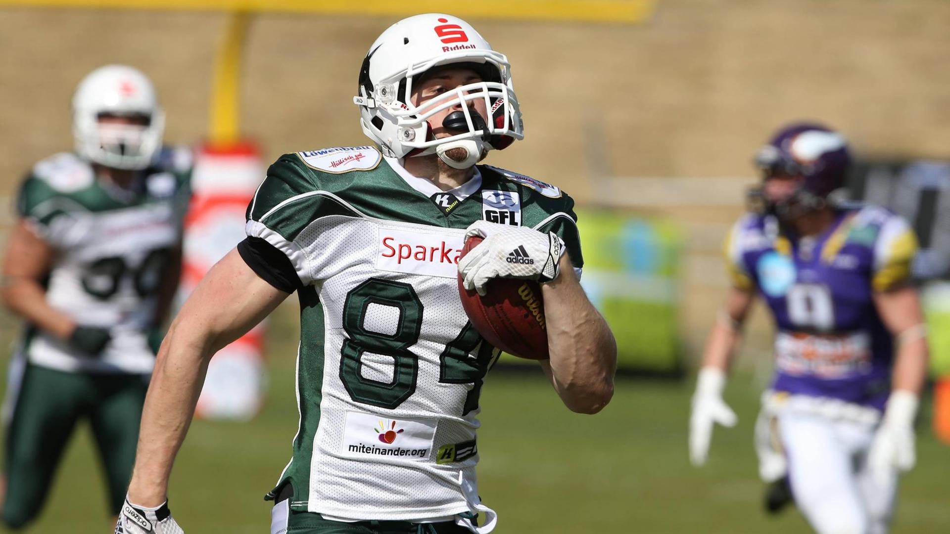 American-Football-Spieler Moritz Böhringer - noch im Trikot der Schwäbisch Hall Unicorns. American-Football-Spieler Moritz Böhringer - noch im Trikot der Schwäbisch Hall Unicorns.