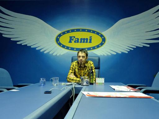Mladen Falamić im blauen Konferenzraum, hinter sich das geflügelte Logo des Familienbetriebs "Fami"