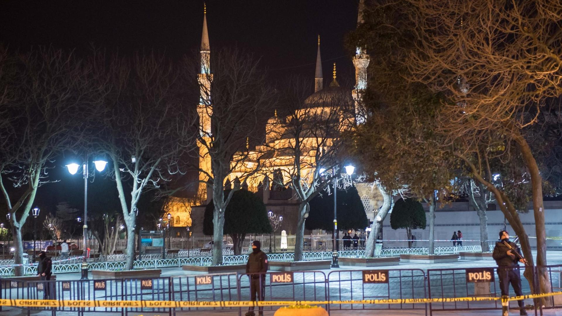 Die am Abend nach dem Selbstmordanschlag abgesperrte Blaue Moschee in Istanbul