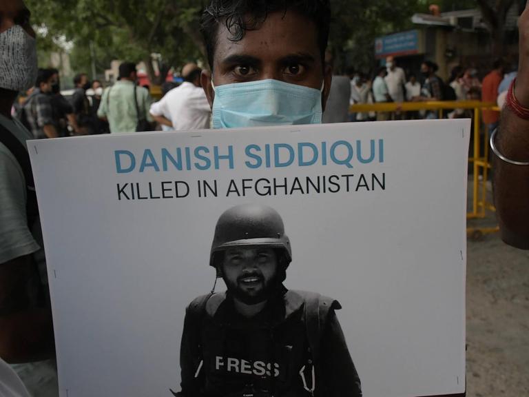 Trauerfeier für den indischen Fotojournalisten Danish Siddiqui, der in Kandahar von den Taliban getötet wurde.