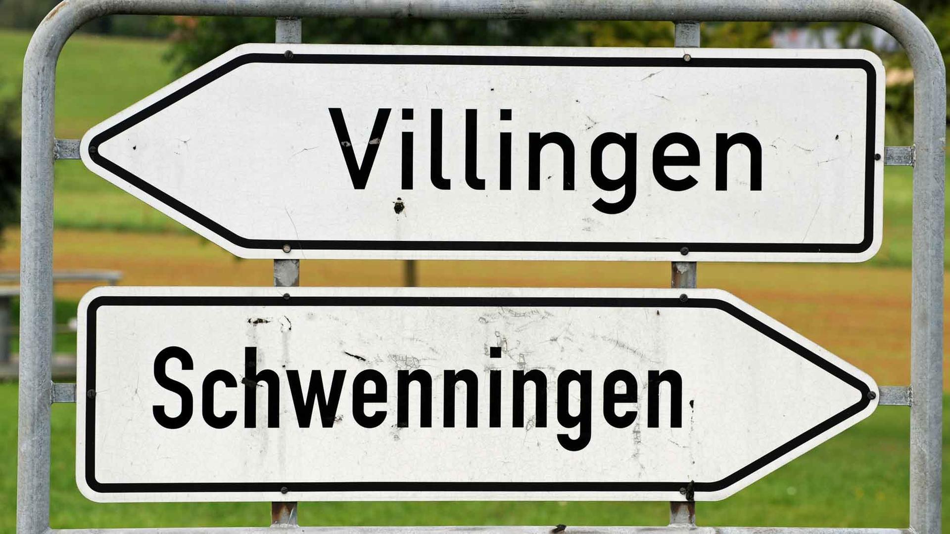 Zwei Ortsschilder in Villingen-Schwenningen (Baden-Württemberg)