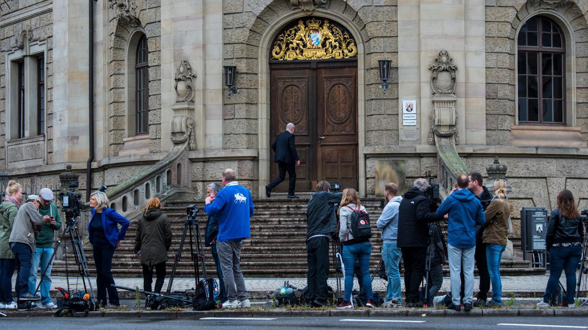 Journalisten stehen vor dem Landgericht in Landau.