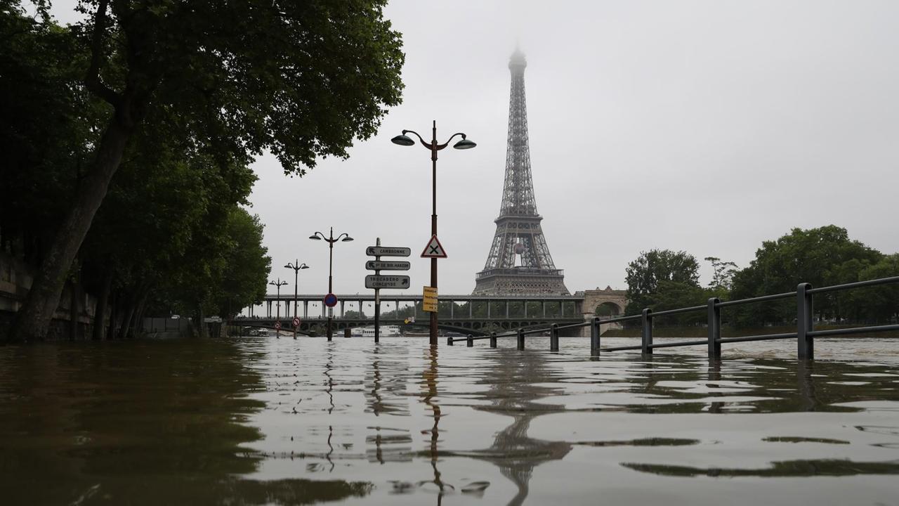 Die nach heftigen Regenfällen deutlich angeschwollene Seine in Paris, im Hintergrund der Eiffelturm 