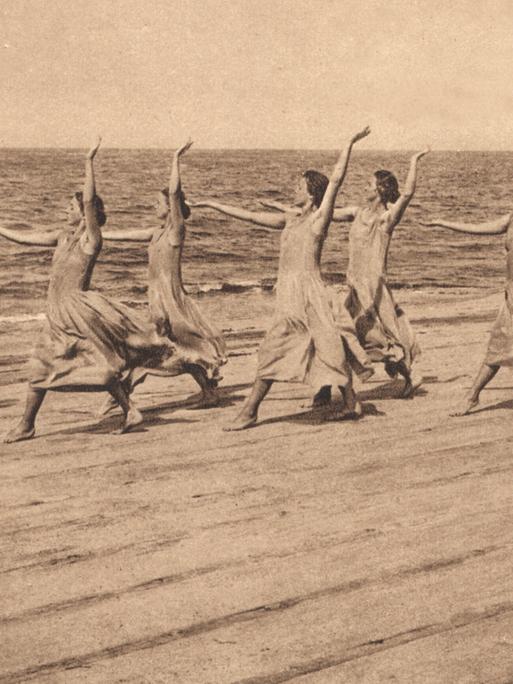 Frauen bei der Gymnastik am Strand von Warnemünde, 1929
