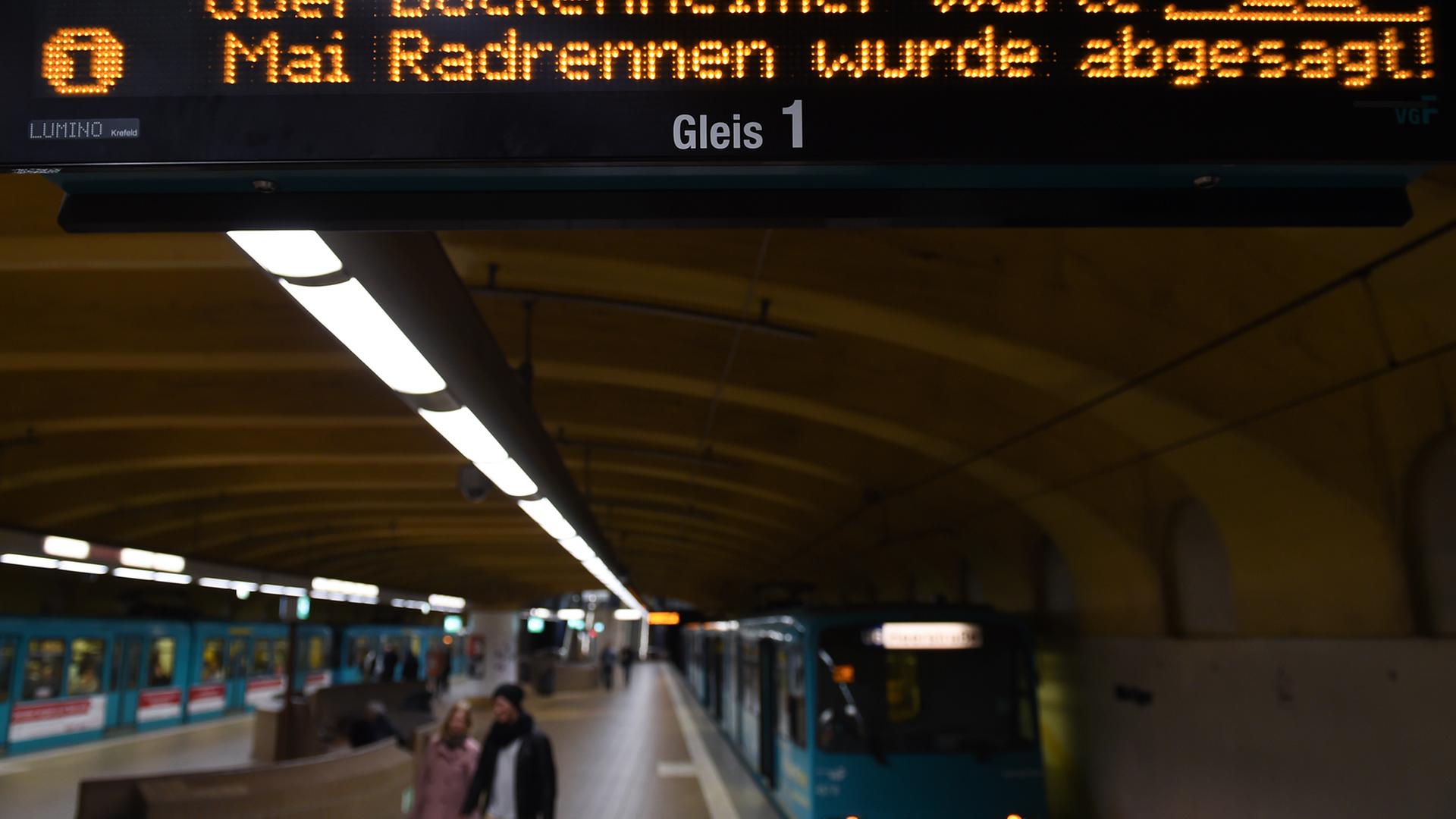 "Mai Radrennen wurde abgesagt!" steht am 30.04.2015 in der U-Bahn-Station "Alte Oper" in Frankfurt am Main (Hessen) auf einer Anzeigetafel.