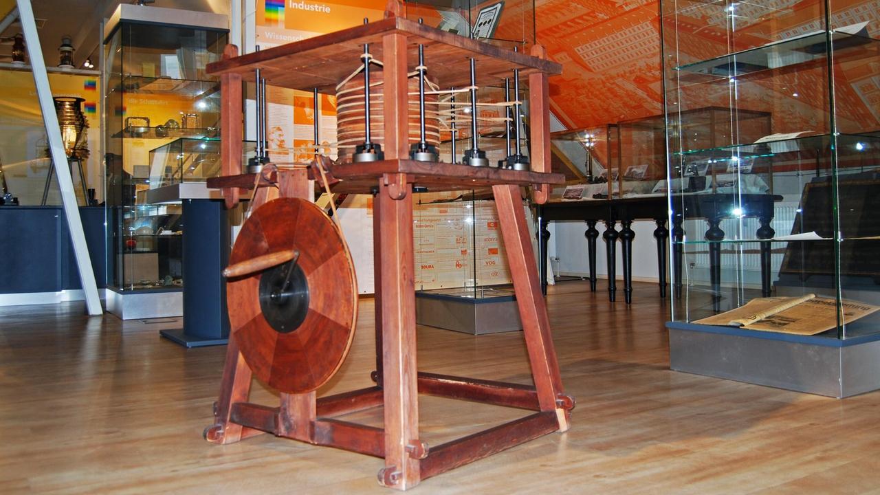 Nachbau der Vielschleifmaschine im Optik Industrie Museum Rathenow.