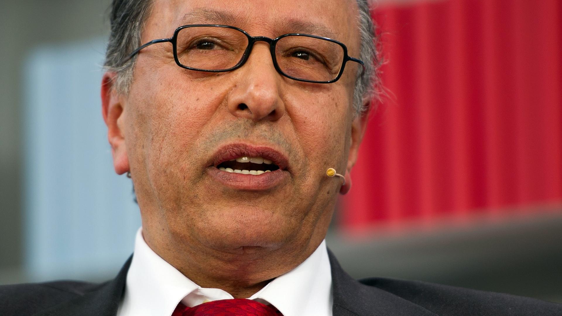 Der palästinensische Politiker und Schriftsteller Abdallah Frangi spricht am Samstag (17.03.2012) auf der Buchmesse in Leipzig.