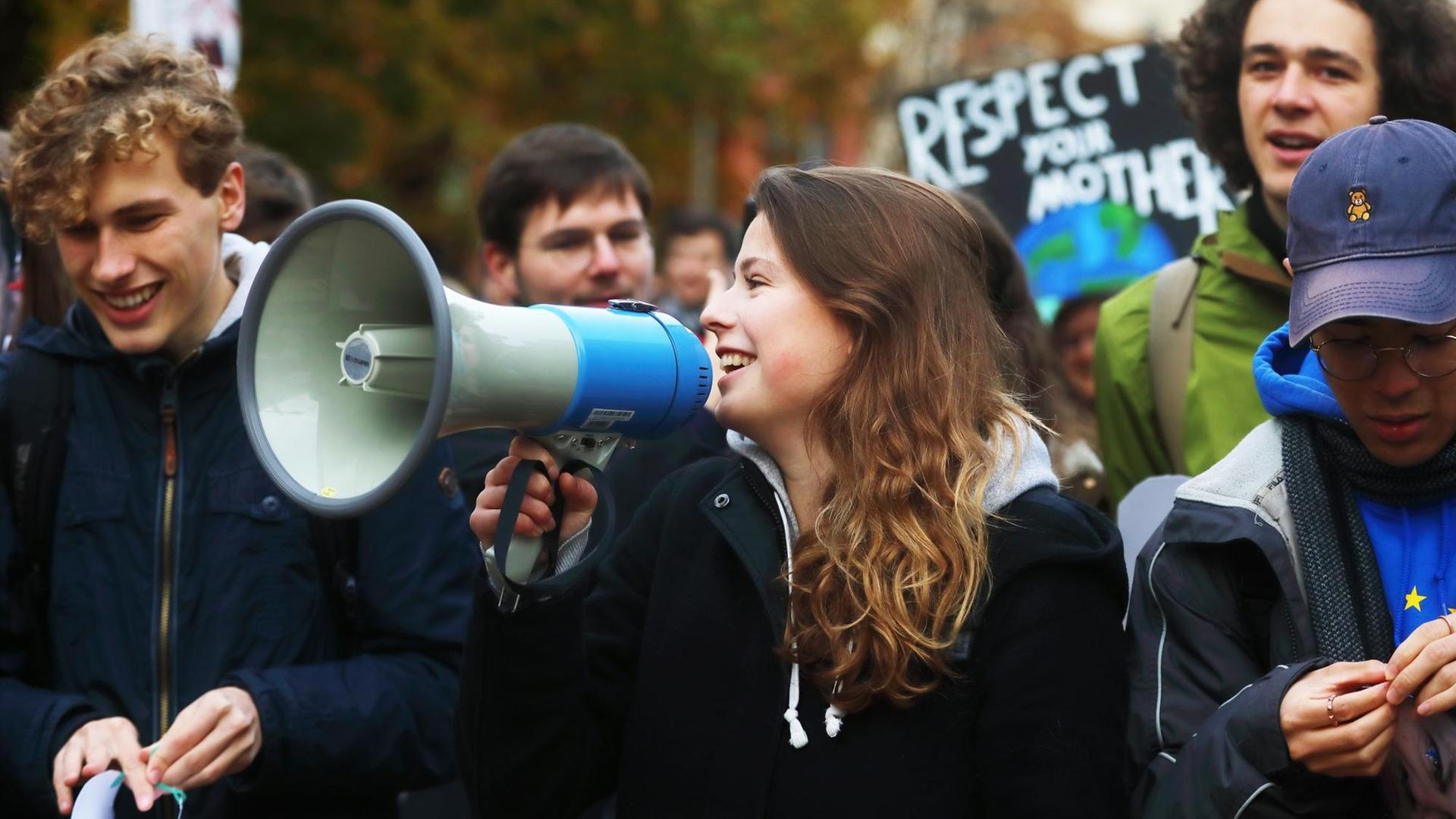  Luisa Neubauer Klimaschutzaktivistin, Autorin und Initiatorin der Berliner Demonstration mit einem Megaphon während des Fußmarsches vom Invalidenpark zum Bundesministerium der Finanzen. 
