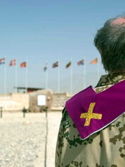 Ein Militärpfarrer steht vor dem Ehrenhain im Camp Marmal in Masar-i-Scharif in Afghanistan. (aufgenommen 2013)