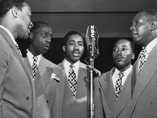 Schwarzweiß-Aufnahme vom Golden Gate Quartet im Studio von NBC.