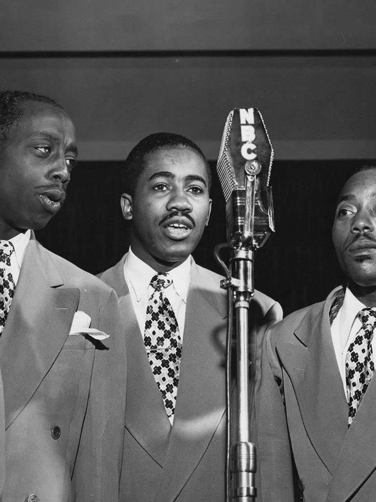 Schwarzweiß-Aufnahme vom Golden Gate Quartet im Studio von NBC.