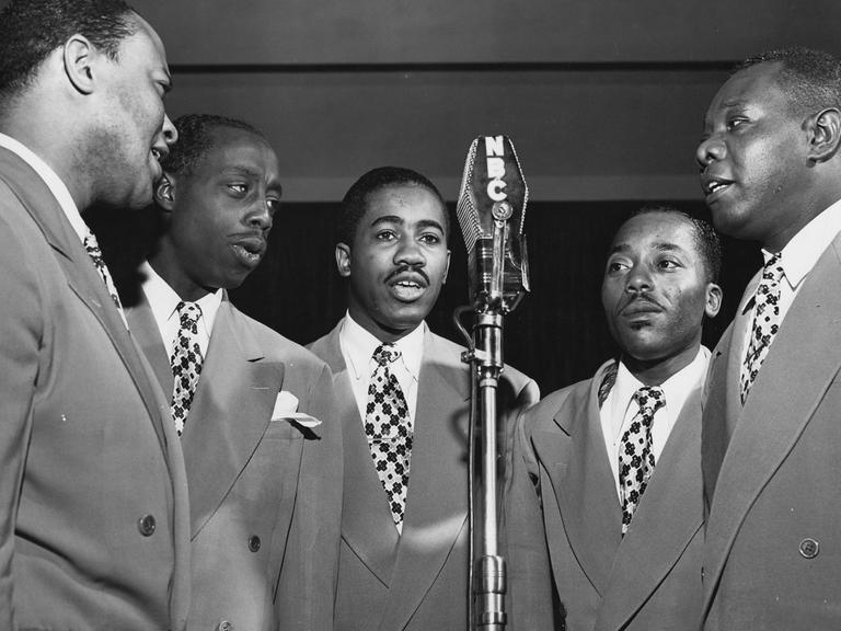 Schwarzweiß-Aufnahme vom Golden Gate Quartet im Studio von NBC.