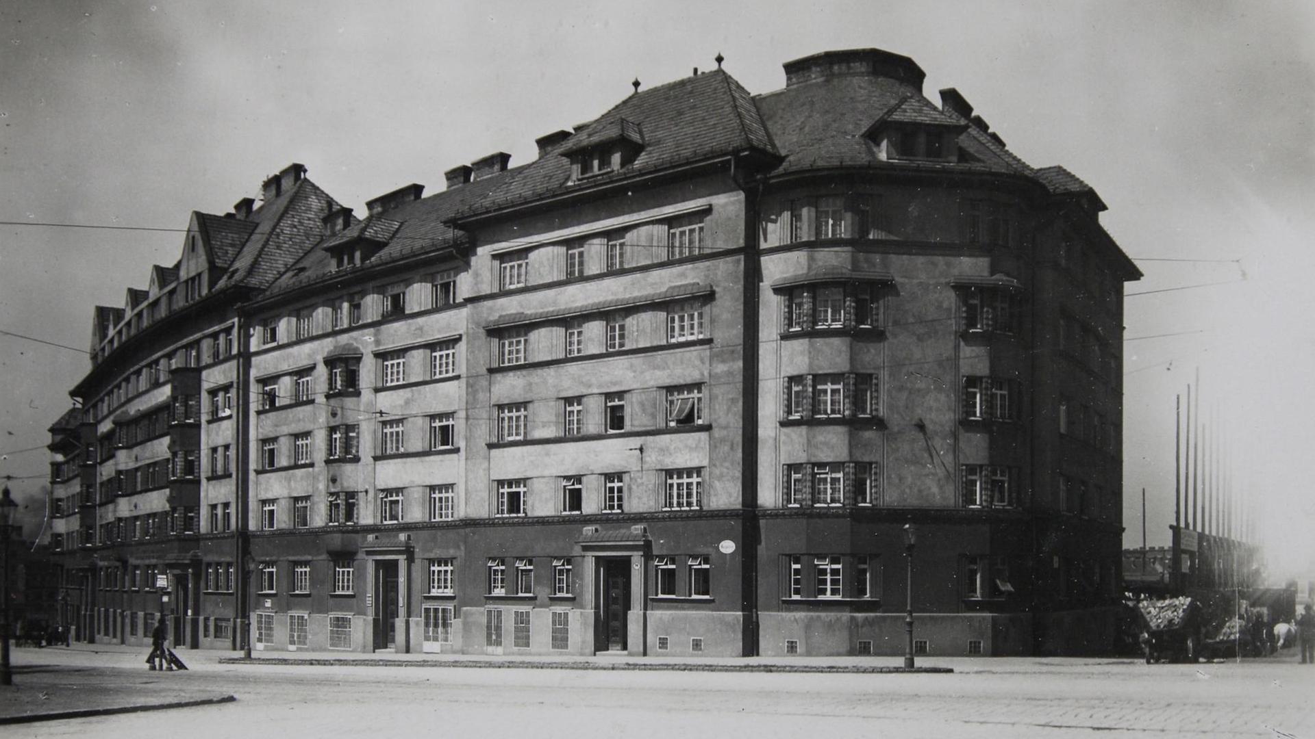 Der Metzleinstaler Hof (der erste von Robert Kalesa und Hubert Gessner erbaute Gemeindebau Wiens) am Margartengürtel um 1922.