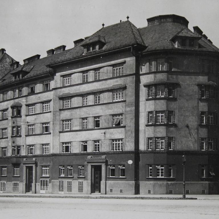 Der Metzleinstaler Hof (der erste von Robert Kalesa und Hubert Gessner erbaute Gemeindebau Wiens) am Margartengürtel um 1922.