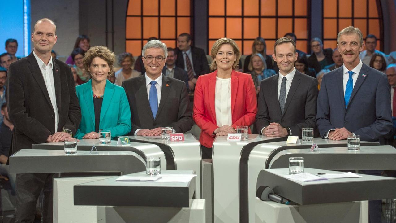 Jochen Bülow (Die Linke), Eveline Lemke (Bündnis 90/Die Grünen), Roger Lewentz (SPD), Julia Klöckner (CDU), Volker Wissing (FDP) und Uwe Junge (AfD) stehen vor der SWR-Live-Sendung "Die Wahl bei uns: Parteien im Endspurt" am 10.03.2016 in Mainz (Rheinland-Pfalz) im Fernsehstudio.