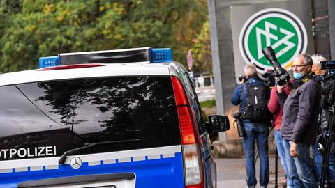 07.10.2020, xjhx, Fussball, Polizei Razzia DFB - wegen Verdacht auf Steuerhinterziehung, emspor, v.l. Die Steuerfahndung, die Polizei und das BKA durchsuchen die Zentrale des Deutschen Fussball Bund wegen des Verdachts auf Steuerhinterziehung Frankfurt am Main *** 07 10 2020, xjhx, Football, Police raid DFB on suspicion of tax evasion, emspor, v l The tax investigation department, the police and the BKA search the headquarters of the German Football Association on suspicion of tax evasion Frankfurt am Main