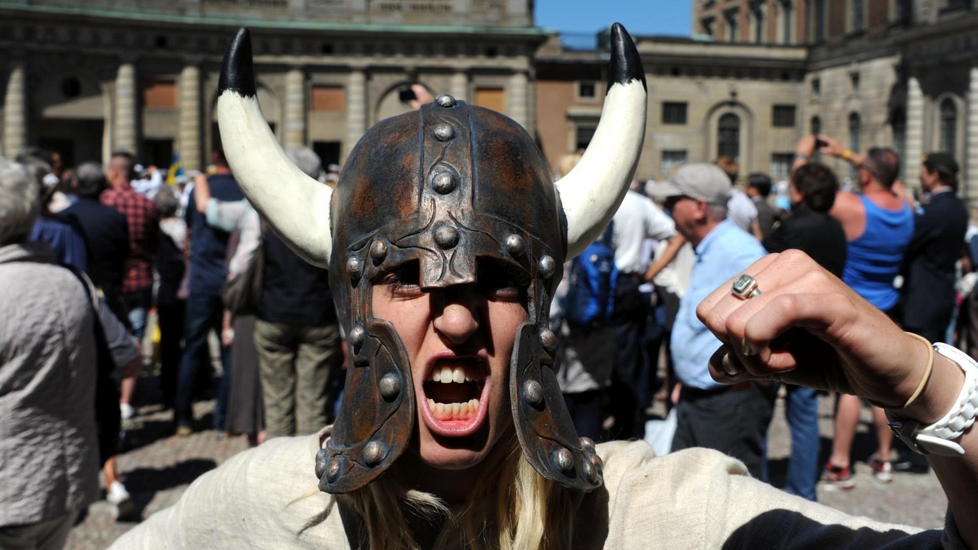 Eine Frau mit einem Wikingerhelm Eine Frau mit einem Wikingerhelm
