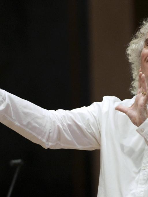 Sir Simon Rattle dirigiert das Symphonieorchester des Bayerischen Rundfunks.