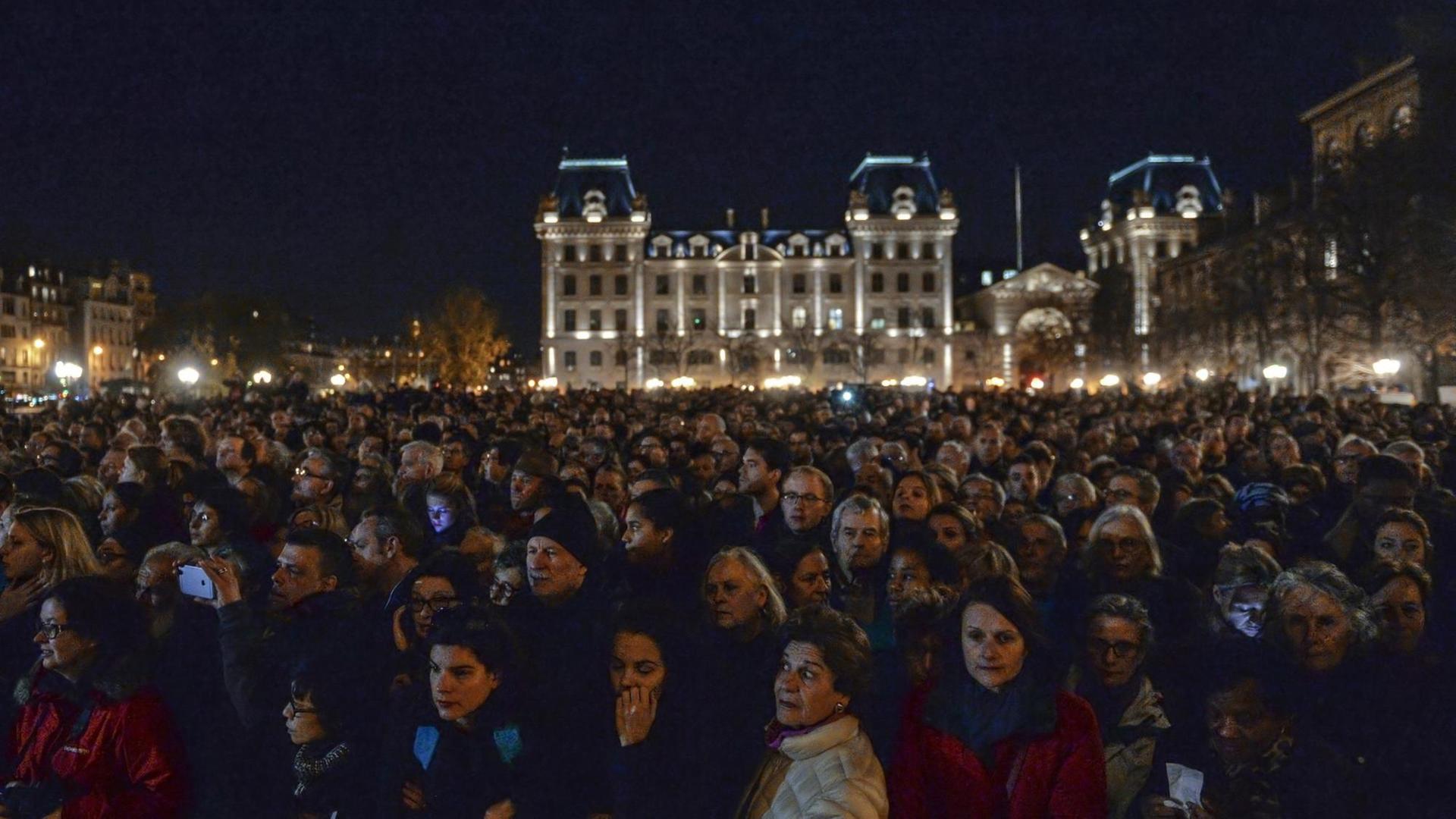 Viele Franzosen gedachten der Opfer der Anschläge vor der Kathedrale Notre Dame in Paris am 15.11.2015.