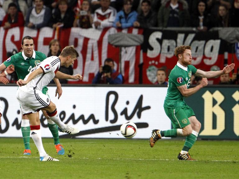 Deutschlands Mittelfeldspieler Toni Kroos schießt während des EM-Qualifikationsspiels gegen Irland in Gelsenkirchen.