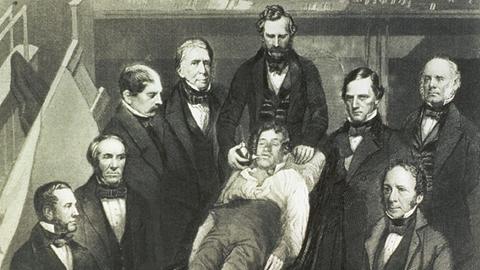 Der Arzt William Morton verabreicht 1846 Äther an einen Patienten vor dessen Turmoroperation. und ist von zahlreichen Kollegen umgeben.