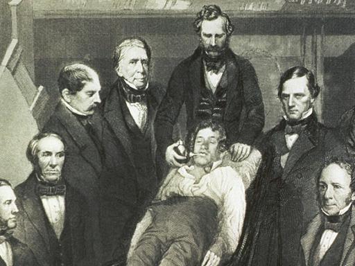 Der Arzt William Morton verabreicht 1846 Äther an einen Patienten vor dessen Turmoroperation. und ist von zahlreichen Kollegen umgeben.