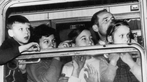 Ein Schwarzweißbild zeigt die ersten deutschen Übersiedler aus Polen, bei der AN kunft am 24. Januar 1971 mit dem Ost-West-Express in Helmstedt
