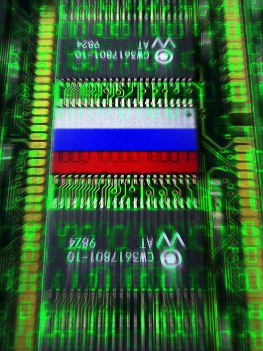Sie sehen Computerplatinen mit Russland-Fahne.