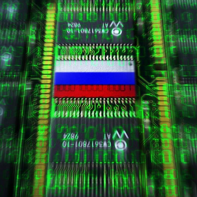 Sie sehen Computerplatinen mit Russland-Fahne.