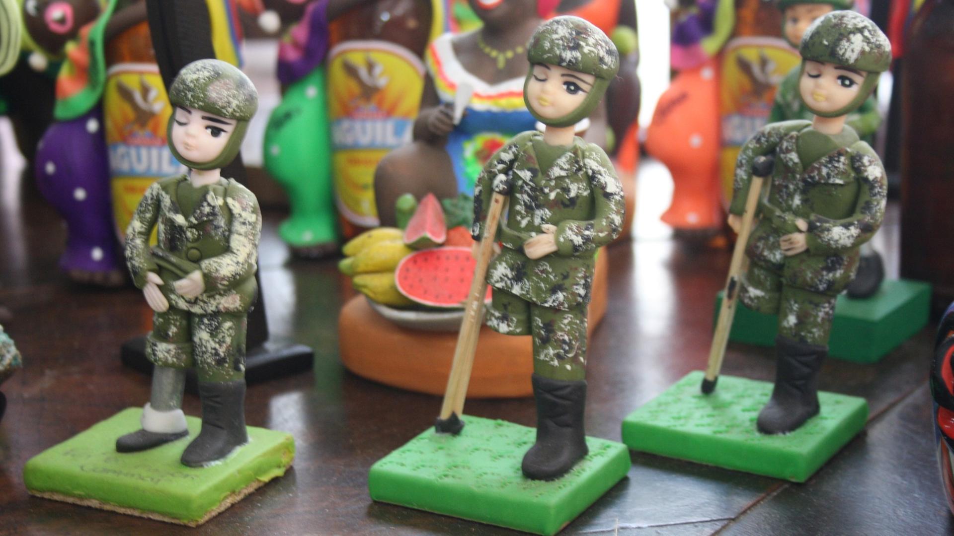 Makabre Souvenirs zeigen kolumbianische Soldaten mit einem amputierten Bein