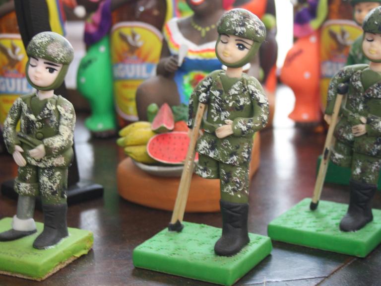 Makabre Souvenirs zeigen kolumbianische Soldaten mit einem amputierten Bein