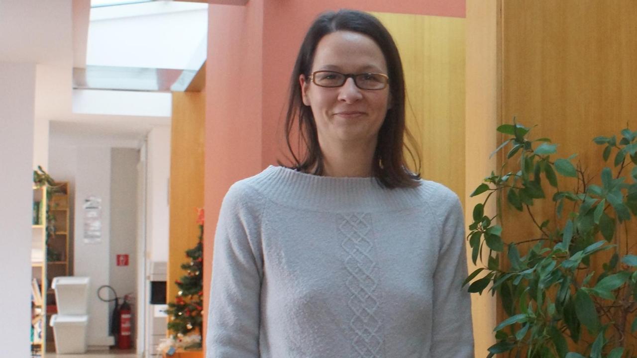 Zuzana Stevulova, Leiterin der "Liga für Menschenrechte" in der Slowakei. Lange braune Haare, ein Lächeln, grauer Pullover, in ihrem Büro.