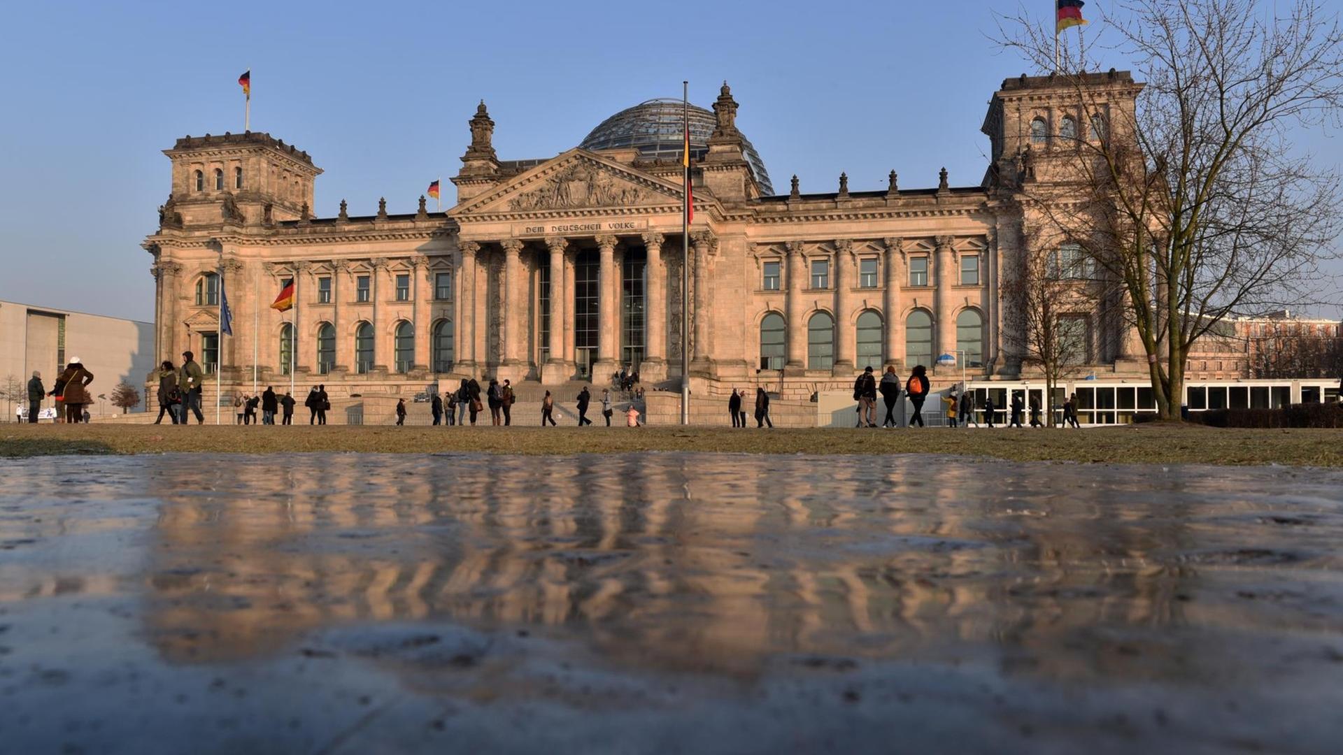 Innenansicht der Kuppel des Reichstagsgebäudes in Berlin mit Besuchern