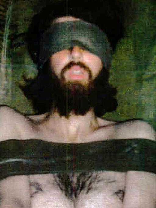 Das am 1.4.2002 von der Verteidigung des amerikanischen Taliban John Walker Lindh herausgegebene Foto zeigt Walker Lind nackt gefesselt in einem Container bei Kandahar in Afghanistan zwischen dem 7. und 8.12.2001.