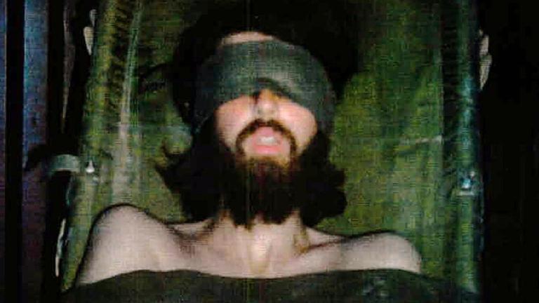 Das am 1.4.2002 von der Verteidigung des amerikanischen Taliban John Walker Lindh herausgegebene Foto zeigt Walker Lind nackt gefesselt in einem Container bei Kandahar in Afghanistan zwischen dem 7. und 8.12.2001.