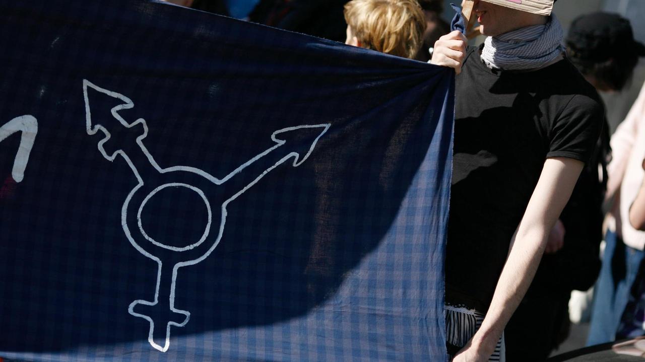 Demonstration für Intersexualität in Berlin, Auf dem Transparent das Transgender-Symbol