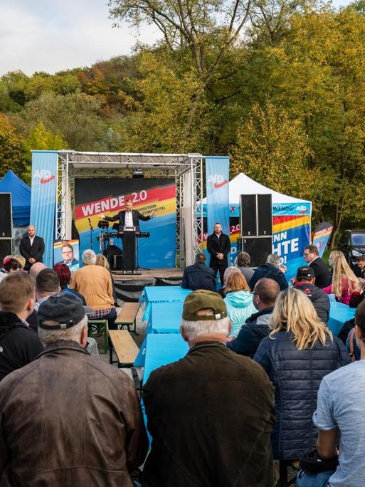 Bjoern Hoecke, Vorsitzender der Partei der Rechten Alternative für Deutschland (AfD) in Thüringen, spricht bei einer AfD-Wahlkampfveranstaltung vor der Thüringer Landtagswahl am 17. Oktober 2019 in Camburg zu AFD-Unterstützern.