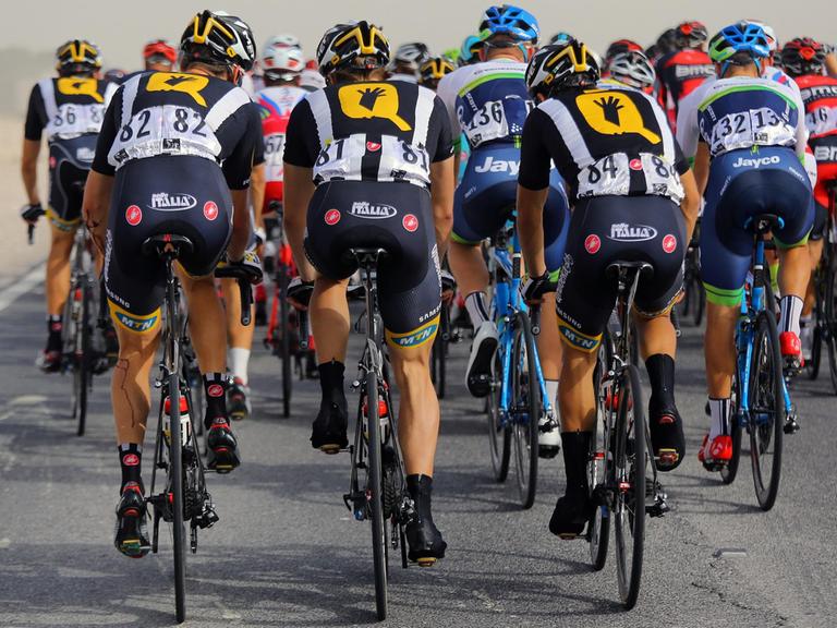 Mitglieder des Radsport-Teams MTN Qhubeka aus Süddafrika während der Tour von Katar am 11. Februar 2015.