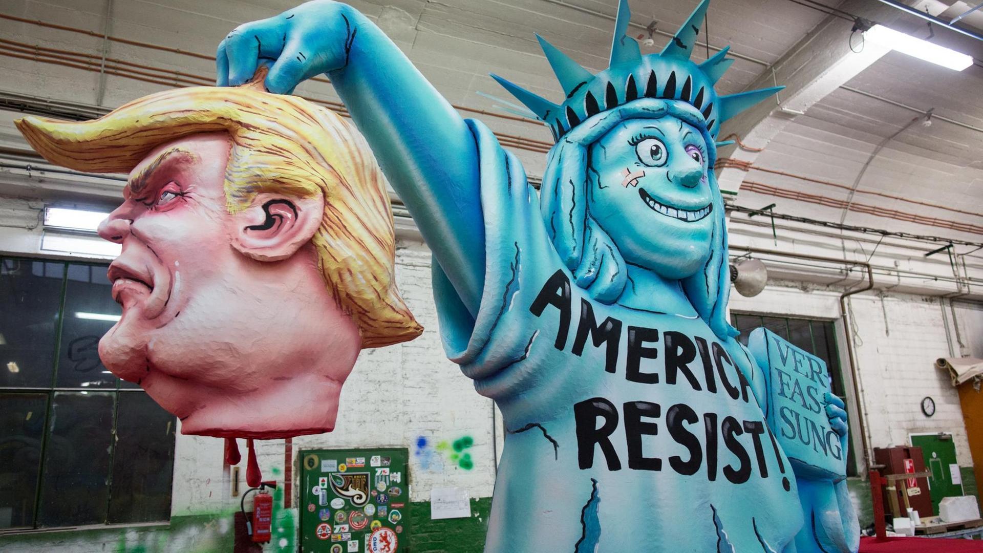 Ein Motivwagen des Düsseldorfer Rosenmontagszugs zeigt die Freiheitsstatue mit dem Kopf von US-Präsident Donald Trump.