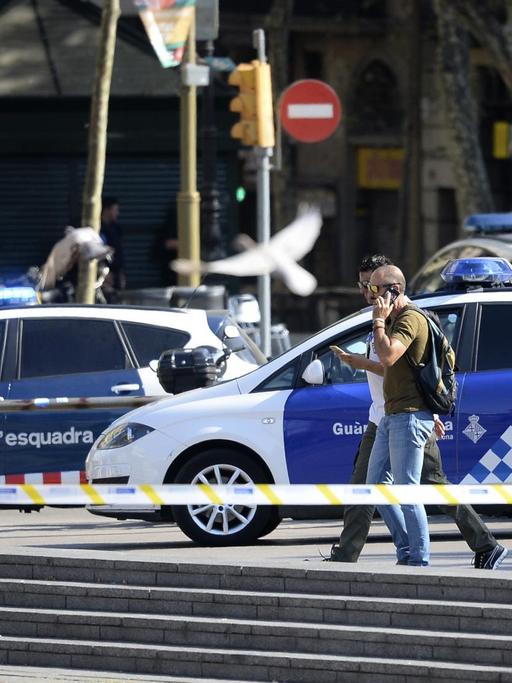 Polizeikräfte in einem abgesperrten Bereich nach einem Terroranschlag in Barcelonas Flaniermeile La Rambla.