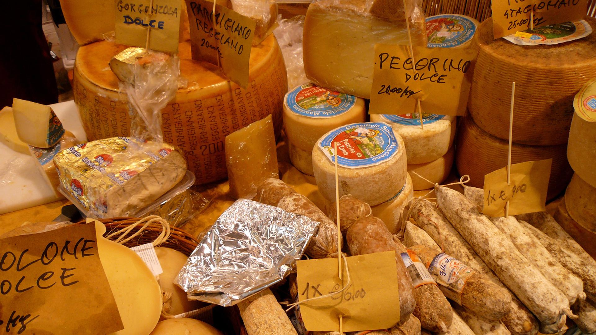 Blick auf eine Käse und Wurst Auswahl