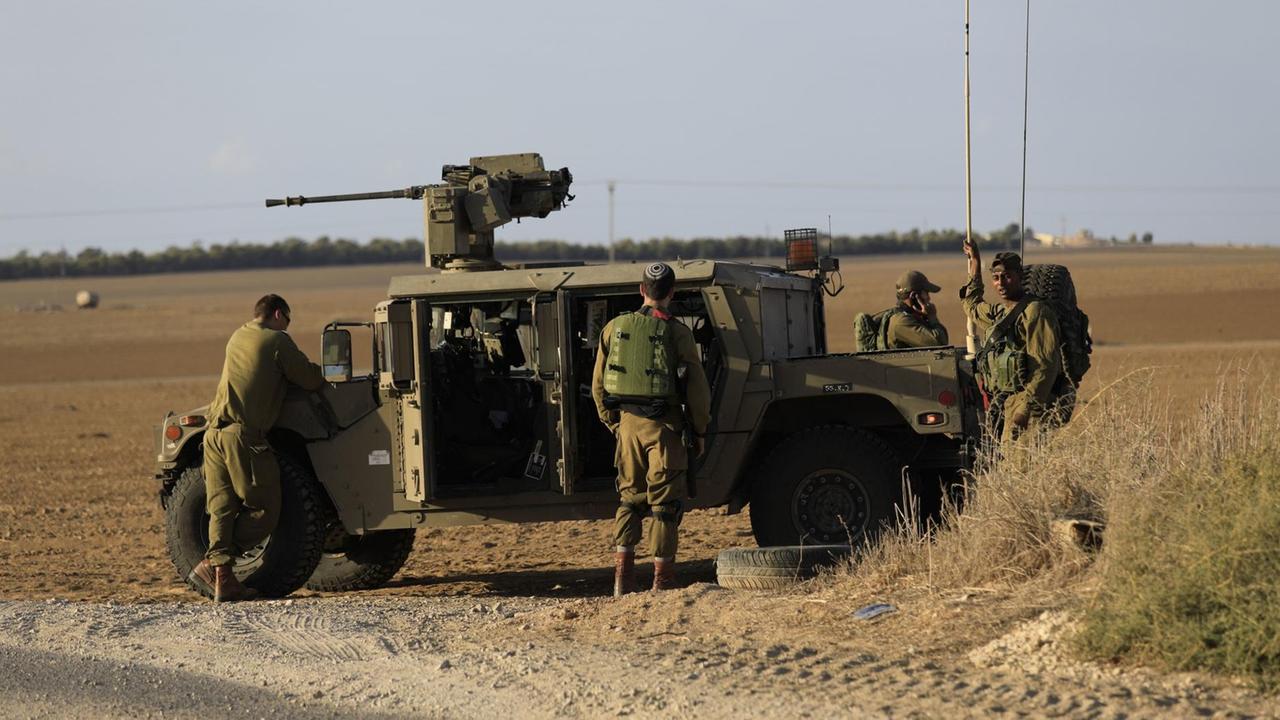 Israelische Soldaten stehen in der Nähe der Grenze zu Gaza.