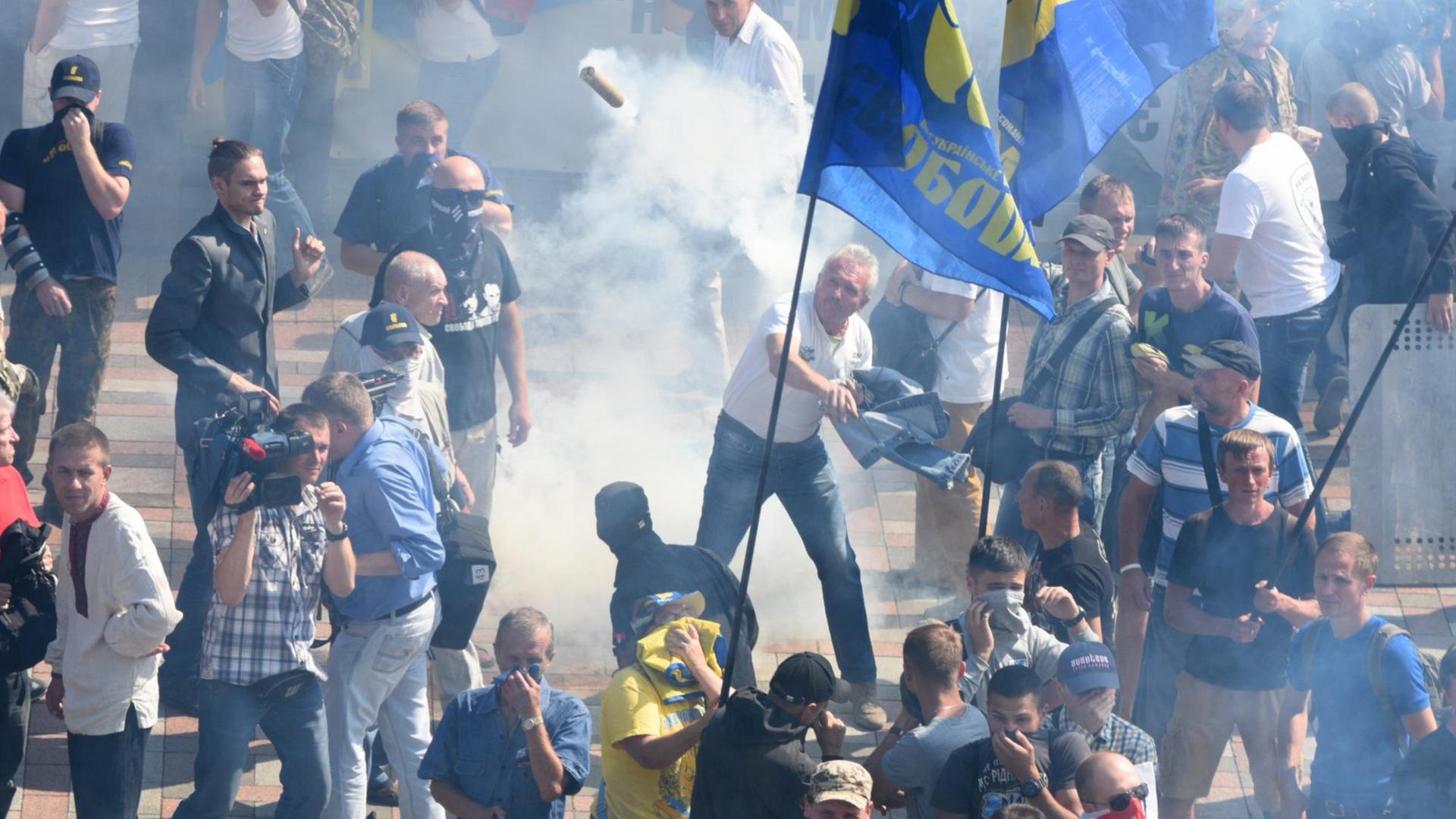 Proteste vor dem Parlament in Kiew, Demonstranten werfen Steine und Flaschen gegen Sicherheitskräfte.